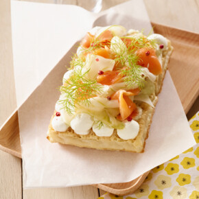 Gaufre salée, compotée de fenouil et truite fumée, crème fouettée à l’aneth
