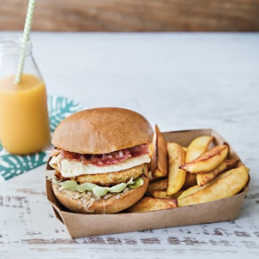 Burger au brie et poulet pané