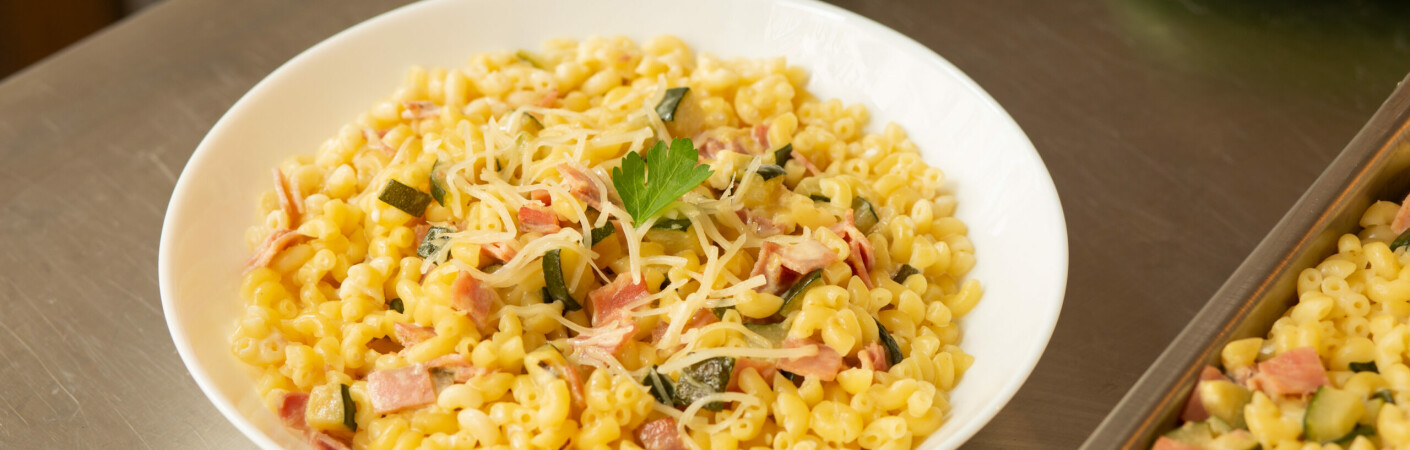 Coquillettes à la crème, jambon et dés de courgettes