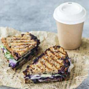 Grilled cheese myrtilles brie