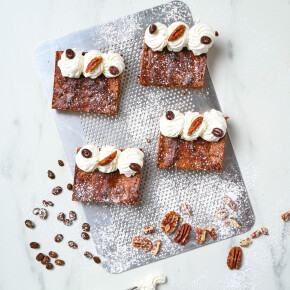 Brownie aux noix de pécan, crème fouettée au café blanc