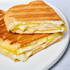 Panini au Cantal AOP Jeune et dinde fumée, crème au curry