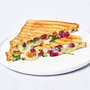 Croque fondant au Morbier AOP, fruits secs et épinards