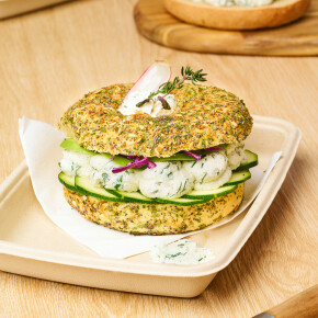 Bagel aux légumes croquants, crème fouettée aux herbes