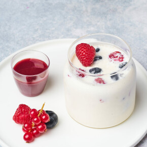 Panna cotta crémeuse, coulis de fruits rouges