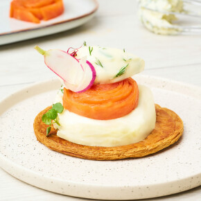 Tarte fine à la truite, crème fouettée aneth agrumes