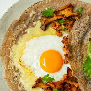 Galette oeuf girolles persillée au Cantal AOP