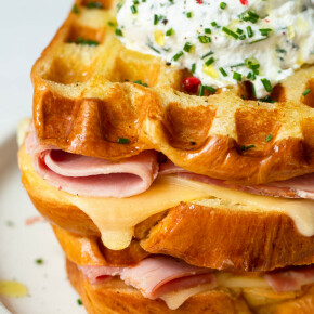 Gaufres briochées salées à l’Emmental Français – Chantilly ciboulette