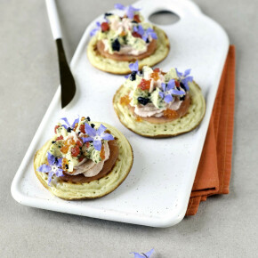 Blinis au fromage blanc saumon fumé et crème au beurre persillé