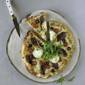 Pizza apéritive ou hors d’oeuvre fromage blanc magret de canard chèvre et miel
