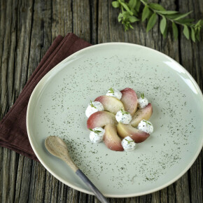 Pêche pochée sauce fromage blanc verveine
