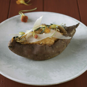 Patate douce farcie au fromage blanc comté affiné et noix d’Aveyron