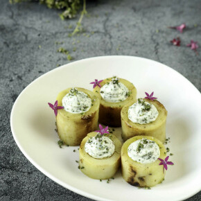 Pomme de terre creusée sauce fromage blanc aux herbes en accompagnement