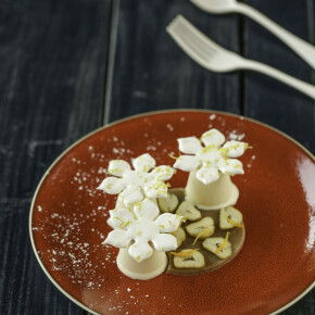 Parfait glacé au fromage blanc, crème de marron et fleur de meringue