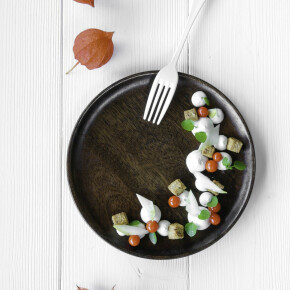 Mousse légère Roquefort et fromage frais de campagne, crumble aux noix, endives sauce au miel de sapin et phisalys du jardin