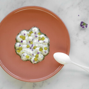 Espuma de fromage blanc à la verveine, mangue rôtie à la badiane et vanille de Madagascar