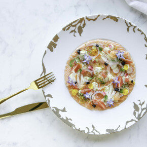 Carpaccio de thon rouge, fromage frais de campagne au curry et condiments