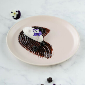 Sorbet au fromage blanc, confit de mûres