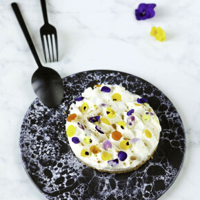 Mousse au fromage blanc citronnelle croustillants spéculos et coulis d’abricot