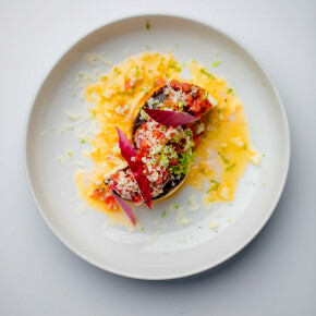 Flan salé au pecorino, vierge de pastèque et oignon rouge – Par la cheffe Tania Cadeddu